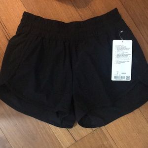 Lululemon Size 8 Black Tracker Shorts 4”